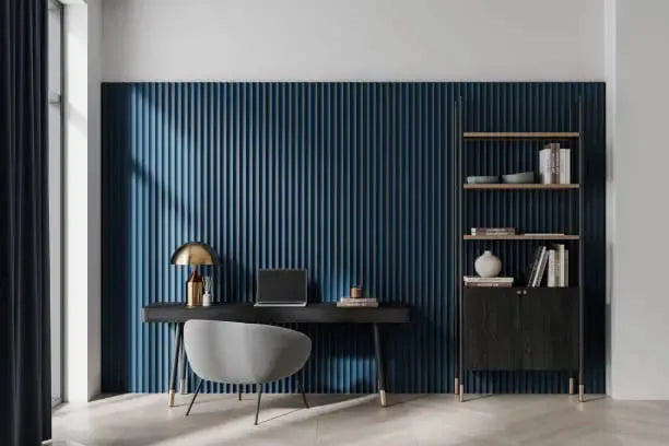 Influence des couleurs au bureau, bureau avec mur du fond bleu-gris foncé, bureau et étagères noirs