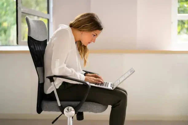 Erreurs de posture au bureau : quelles sont-elles et comment les éviter