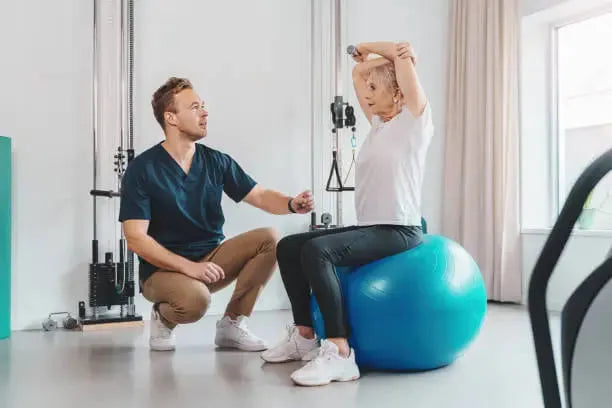 Gym sur ballon pour seniors : exercices et bienfaits