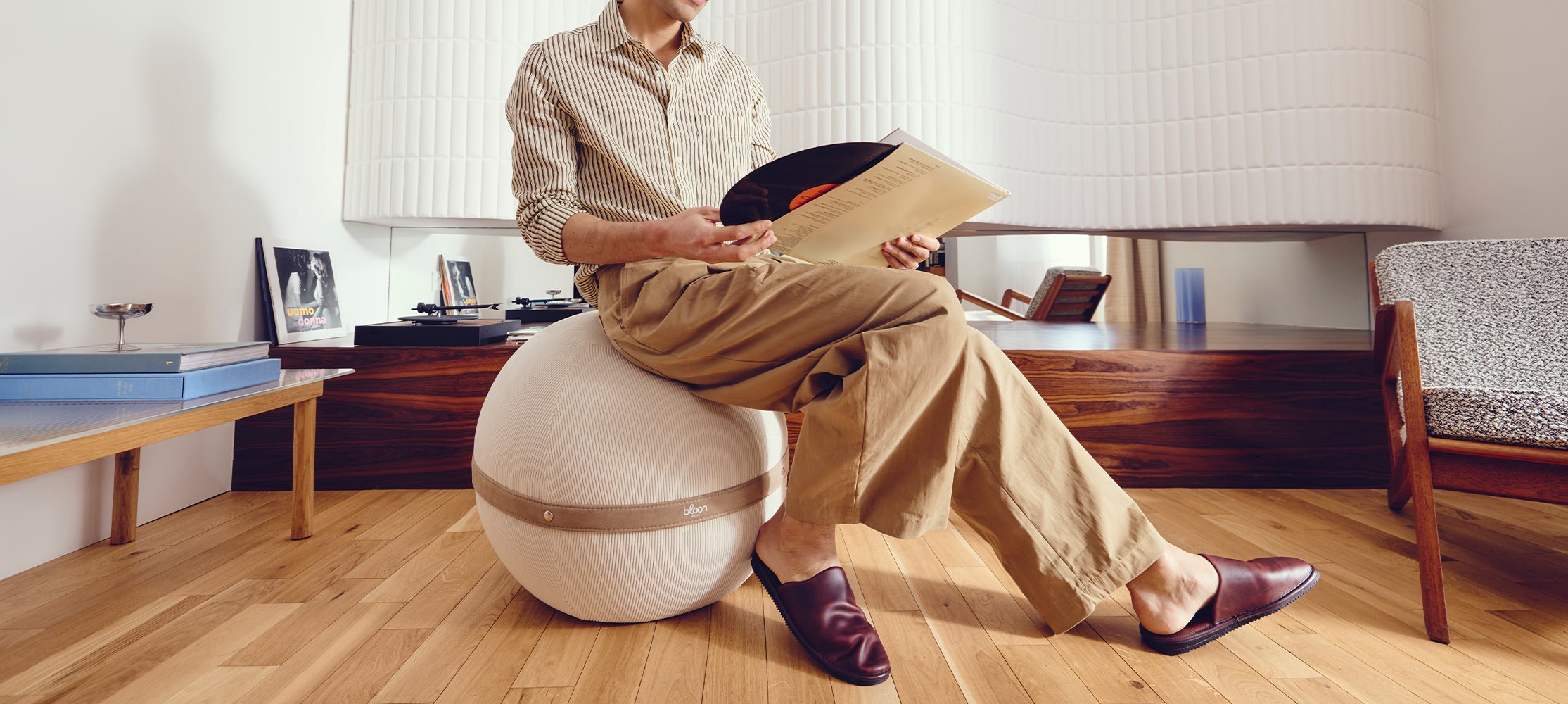 Homme avis sur un ballon Bloon ouvrant un disque vinyle